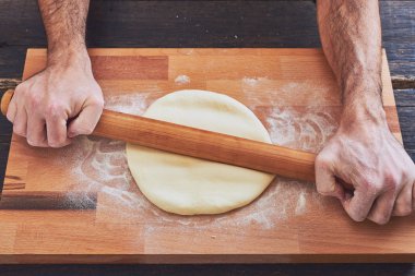 Ahşap oklava ile el yapımı makarna yapma