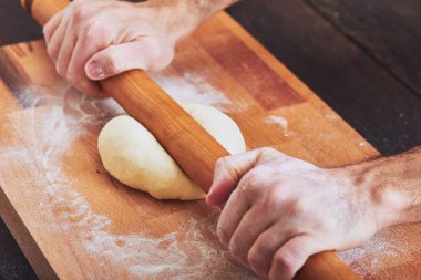 Ahşap oklava ile el yapımı makarna yapma