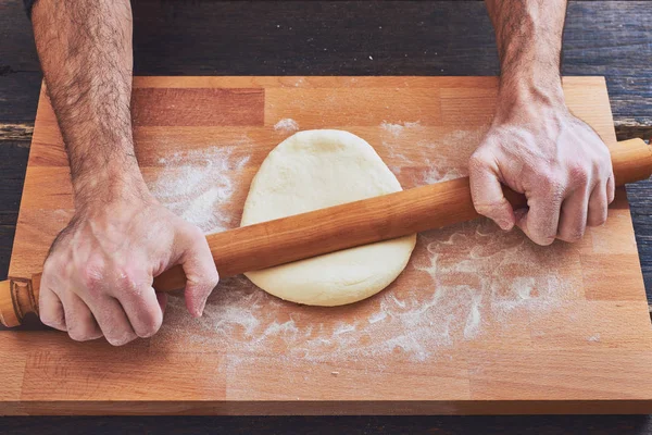 Making handmade pasta with wooden rolling pin — Stock Photo, Image
