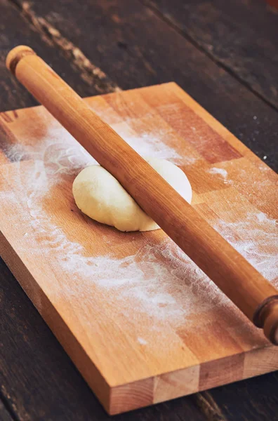 Dokonywanie makaron z drewnianym wałkiem — Zdjęcie stockowe