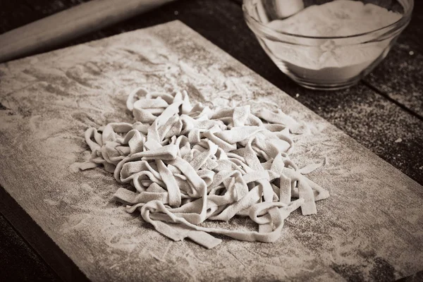 Pasta fatta a mano su tavola di legno — Foto Stock