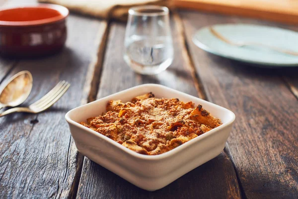 Kıyma, ragu ile makarna pişmiş ' sosu.