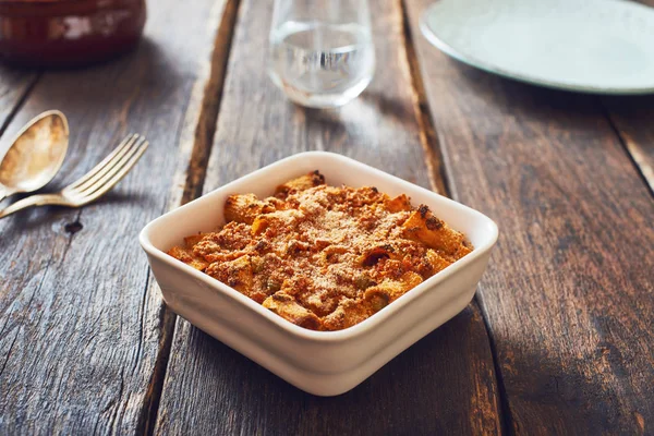 Kıyma, ragu ile makarna pişmiş ' sosu.