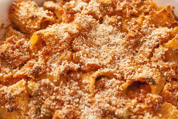 Close-up de massas cozidas com picante, molho ragu . — Fotografia de Stock
