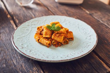 Vintage plaka üzerinde kıymalı ve domates soslu fırında makarna