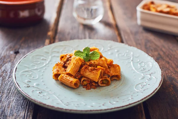 빈티지 접시에 말하다, 토마토 소스와 구운된 파스타 — 스톡 사진