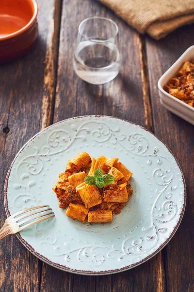 Pastas al horno con salsa de carne picada y tomate en un plato vintage — Foto de Stock