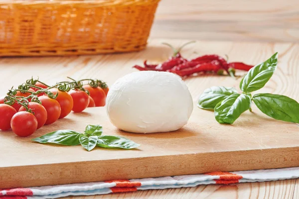 Kesme tahtası üzerinde mozzarella
