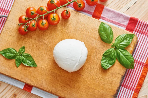 Mozzarella sul tagliere — Foto Stock