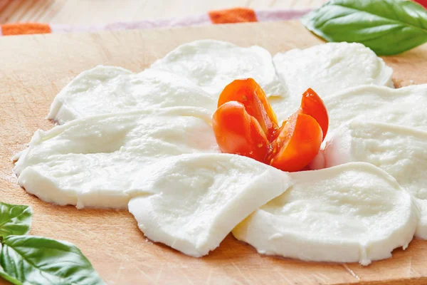 kesme tahtası üzerinde Mozzarella peyniri dilimlenmiş