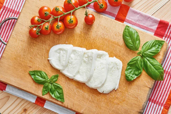 kesme tahtası üzerinde Mozzarella peyniri dilimlenmiş