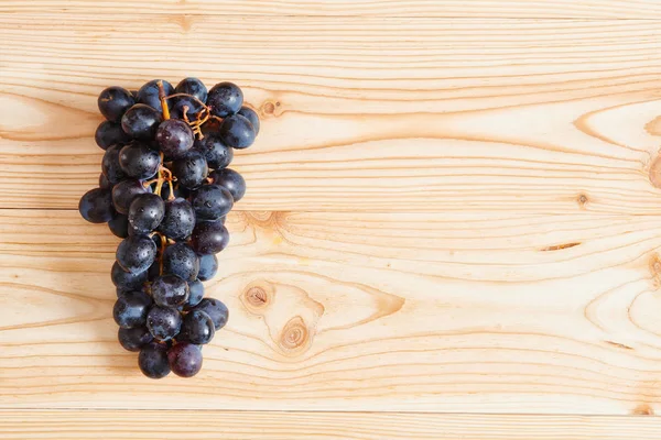 Ahşap masa metin alanı sağdaki beyaz üzüm demet