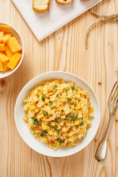 Beyaz yemek ve ahşap masa kabak risotto