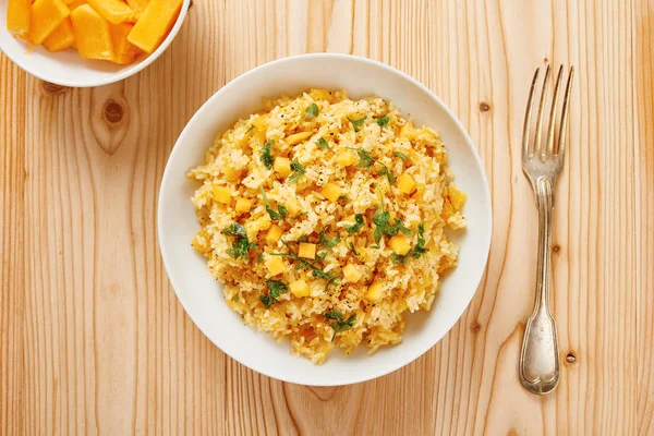 Beyaz yemek ve ahşap masa kabak risotto
