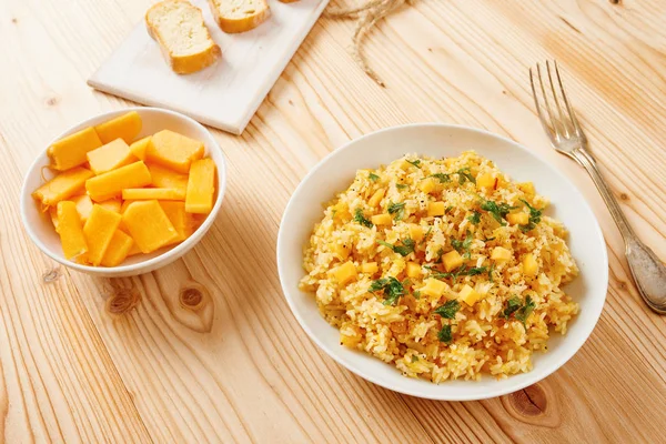 Beyaz yemek ve ahşap masa kabak risotto