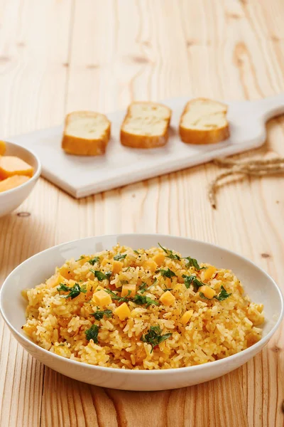 Beyaz yemek ve ahşap masa kabak risotto