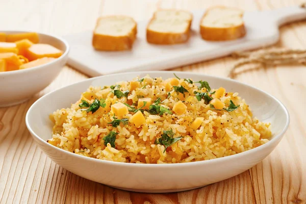 Beyaz yemek ve ahşap masa kabak risotto