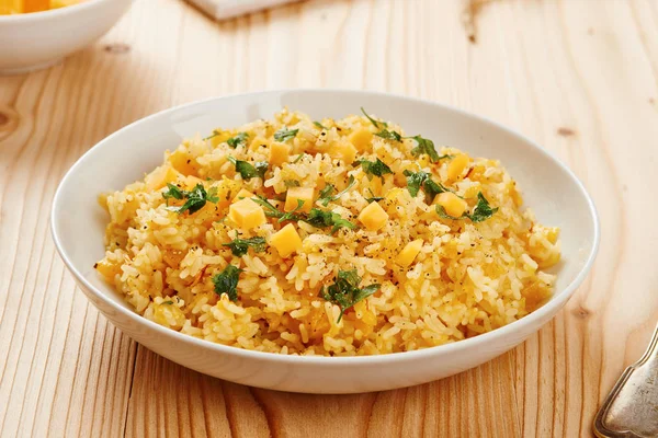 Beyaz yemek ve ahşap masa kabak risotto