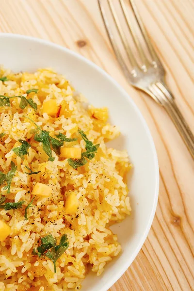 Risotto de calabaza en plato blanco y mesa de madera — Foto de Stock