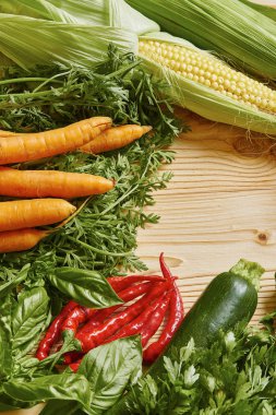 Tahta masada taze sebzeler.