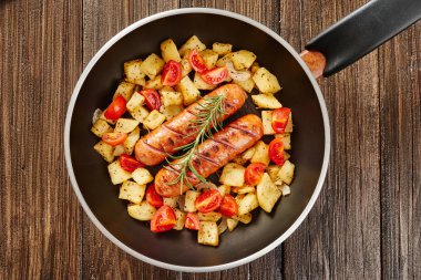 Patates ile tavada ızgara sosis