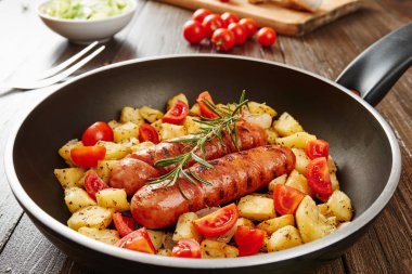 Patates ile tavada ızgara sosis