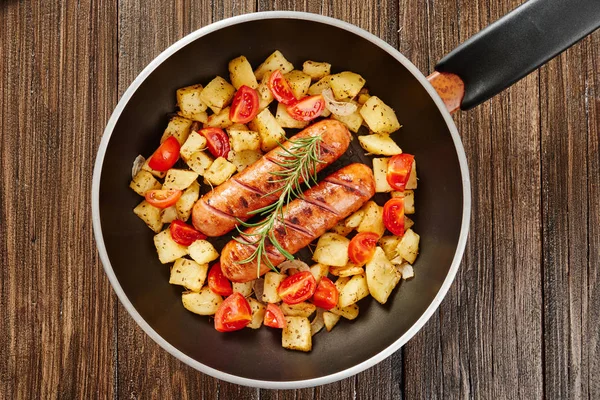 Patates ile tavada ızgara sosis