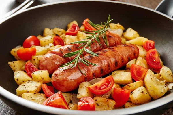 Close-Up ızgara sosis patates tava ile