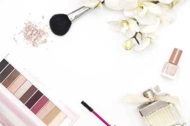 Beyaz arka plan üzerinde renkli kozmetik düzeni