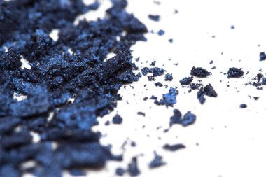 Beyaz arka plan üzerinde koyu mavi toz göz farı doku closeup