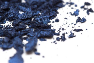 Beyaz arka plan üzerinde koyu mavi toz göz farı doku closeup