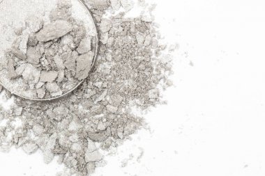 Tarzı gümüş gri toz göz farı doku beyaz zemin üzerine çöktü