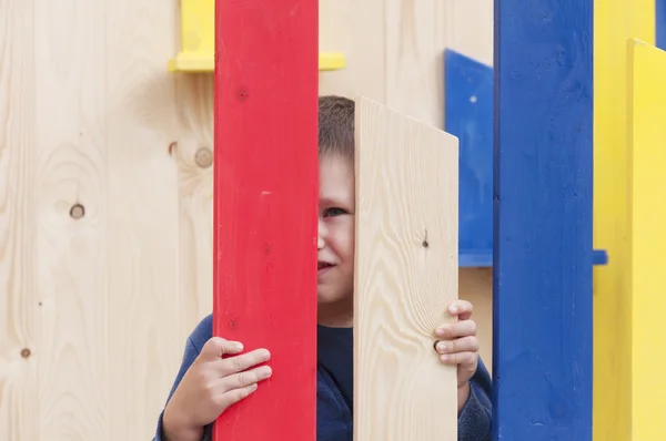 Vierjähriger Junge spielt Verstecken — Stockfoto