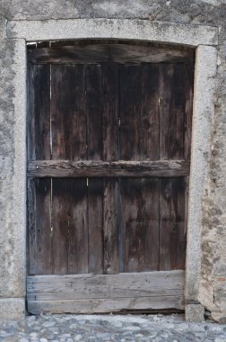 İtalyan şehirde eski ahşap kapı
