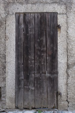 İtalyan şehirde eski ahşap kapı