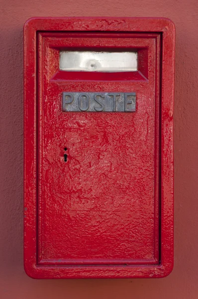 İtalya duvar kırmızı posta kutusu — Stok fotoğraf