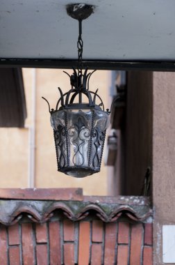 girişinde güzel sokak lambası