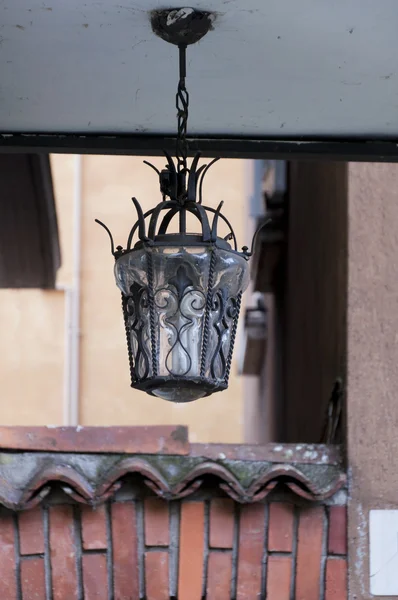 Hermosa lámpara de calle en la entrada — Foto de Stock