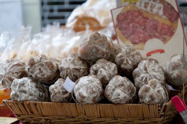 İçinde belgili tanımlık çarşı İtalyan salamı