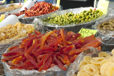 şekerlenmiş papaya ve diğer meyveler