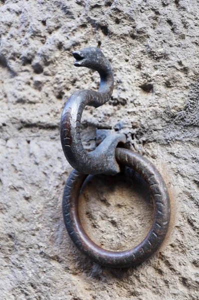 Nagy rozsdás gyűrű a régi falon, Bergamo — Stock Fotó