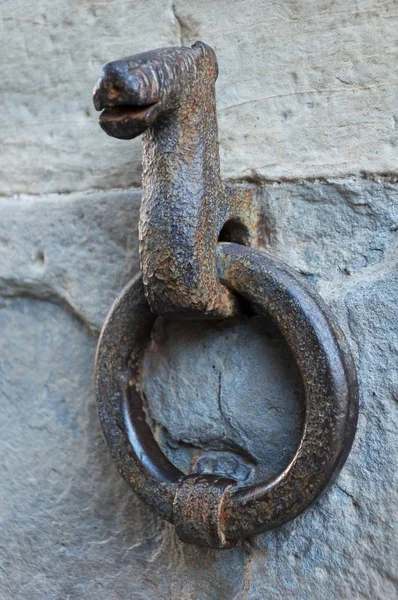 Großer rostiger Ring an der alten Mauer in Bergamotte — Stockfoto