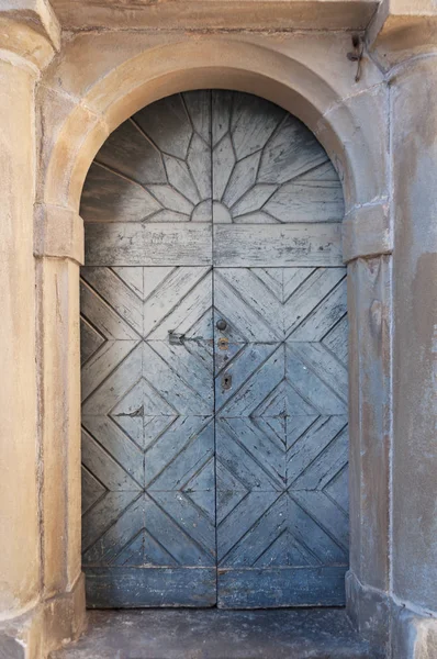 Красивая старинная деревянная дверь — стоковое фото