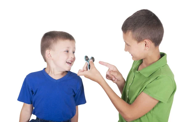Брат показывает младшему игрушечный спиннер — стоковое фото