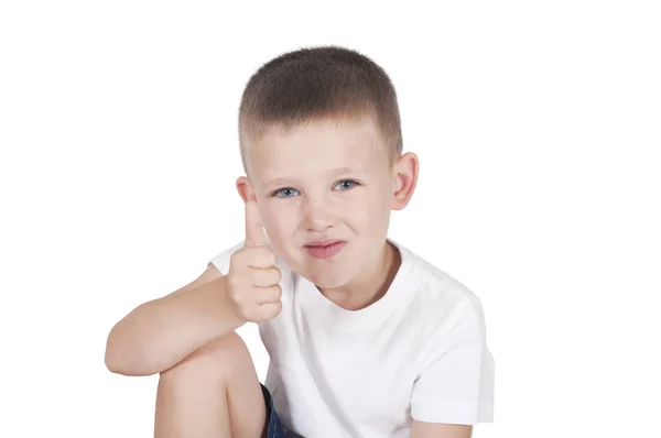 Счастливый маленький мальчик показывает большие пальцы вверх — стоковое фото