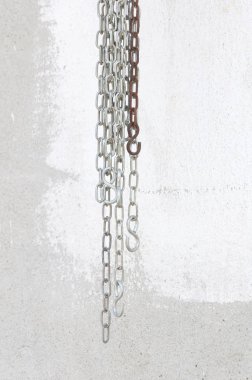 bir kanca ile çelik zincir asılı