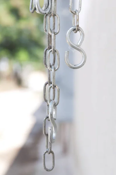 Colgando cadenas de acero con un gancho — Foto de Stock