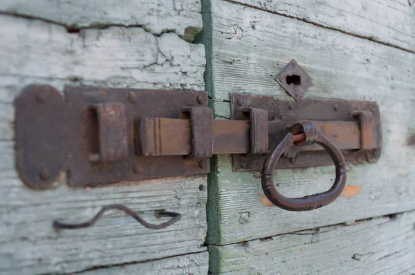 Porta d'epoca con un bullone e buco della serratura — Foto Stock