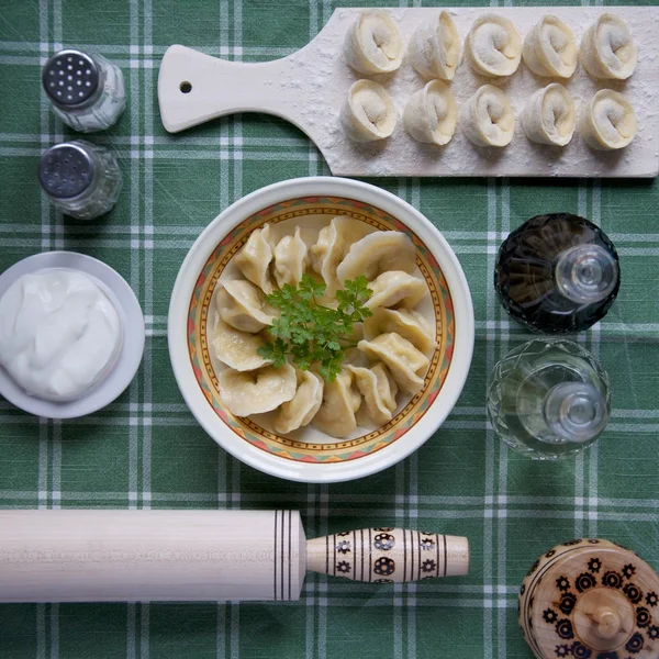 Dumplings, traditionele Russische schotel — Stockfoto