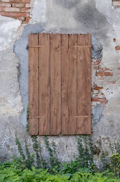 Ventana vieja con persianas cerradas — Foto de Stock